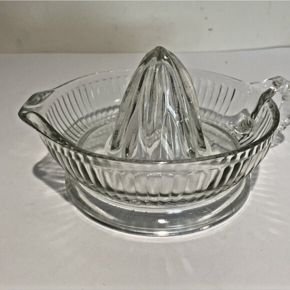 Vintage 1930’s Anchor Hocking Reamer Citrus Juicer with Ribbed Handle and Spout - Picture 2 of 12